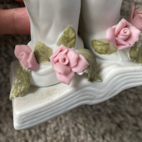 Vintage prayer hands over book and roses figurine - Picture 10 of 14